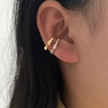 Manguito de oreja de onda dorada y pendientes de circonita de plata en modelo - Pendientes Ear Cuffs Ondulados - Dos Tonos (EP5616)