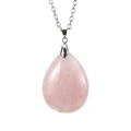 Vista macro di una collana con ciondolo in cristallo rosa a goccia con catena argento - Quarzo rosa