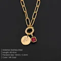 Collana a catena in acciaio con lettera F in strass e pendente gemma rossa - F / Oro