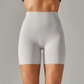 Detailansicht der grauen High-Waist-Yoga-Shorts mit weicher Textur und nahtloser Passform - XS / Off-White Grau