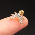 Gold-Ohrstecker aus Edelstahl mit 7 Marquise-Zirkonia auf einem Finger gezeigt - Sieben Steine Marquise Bogen (CC001-19) / Gold