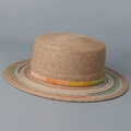 Dettaglio ravvicinato della trama in rafia e delle strisce colorate sul cappello a tesa - M (56-58cm) / Cachi