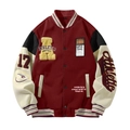 Détail du blouson varsity bordeaux avec écusson en chenille jaune et broderie de qualité - S / Bordeaux