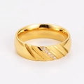 Detalle de un anillo ancho de acero inoxidable dorado con rayas diagonales y cinco diamantes finos - US 6 / Dorado