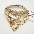 Dettaglio del foulard floreale vintage con trama in tessuto di alta qualità ed elastico - Marrone ramo