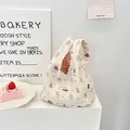 Dettaglio della borsa da pranzo in seersucker con stampe cartoon e fodera a quadretti - Orsetto Cane