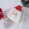 Witte Kerstman geurkaars met rode hoed details, 9cm x 7,5cm kerstdecoratie - Driehoekige Kerstman (Freesia)