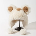 Dettaglio cappello invernale con orecchie da orso in finta pelliccia e pon pon intrecciati - M (56-58cm) / Bianco Sporco