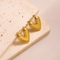 Vue détaillée de boucles d'oreilles cœur en or 18k polies sur un support en pierre - EH076/Cliqueur Cœur 3D