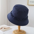 Cappello a secchiello a quadretti blu scuro con nastro decorativo su supporto in legno - Taglia Unica(Regolabile) / Blu navy