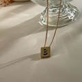 Collana minimalista in acciaio al titanio dorato con pendente a lettera B quadrata - Lettera B