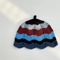 Handgefertigter Häkelhut mit bunten Wellenmustern in Schwarz Grau und Blau - Jennie Blauer Rand / M (56-58cm)