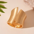 Makroansicht des breiten goldenen Metallarmbands mit gebürsteter Textur und Scharnier - Matter gebürsteter Stil / Gold