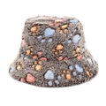 Dettaglio del cappello a secchiello in peluche con impronte colorate su pelliccia grigia - M (56-58cm) / caffè