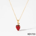Gouden ketting met een 3D aardbei-emaille hanger en groene bladdetails op de top - Gouden Ketting (KD1733)