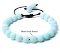 Dettaglio di perle in pietra naturale da 8mm su un braccialetto in corda intrecciata - Amazonite
