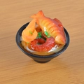 Miniature seafood ramen bowl model with shrimp and fish on a wooden background - Crucian Carp and Red Shrimp Noodles (No Keychain) / 5cm x 2cm x 2.5cm