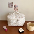 Borsa da trucco in cotone trapuntato con motivo floreale e manico per il trasporto - Fiori Bianchi Rossi