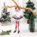 Details vom hängenden Weihnachtsmann aus Plüsch mit Navidad-Schild und langen Beinen - Weihnachtsmann