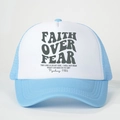 Casquette trucker bleue et blanche avec imprimé Faith Over Fear et verset biblique - Taille unique / Bleu ciel