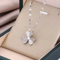 Collier trèfle argenté avec zircons scintillants dans un écrin à bijoux de luxe - 9197-argent