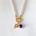 Collier de perles élégant avec pendentif lettre P et gemme bleue en finition or 14K - Lettre P