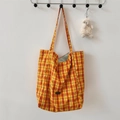 Dettaglio della borsa tote in tela a quadretti gialli con fodera verde chiaro e ciondolo - Griglia a Bolle Arancio-Giallo
