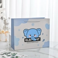 Süße hellblaue Elefanten-Geschenktüte aus Papier mit weißen gewebten Tragekordeln - Süßer Kleiner Elefant