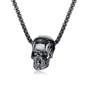 Nahaufnahme eines gotischen Edelstahl-Totenkopf-Anhängers mit robuster Box-Kette auf Weiß - Totenkopf Schwarz + Galvanisierte Kette