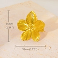 Vista macro dell'anello a fiore dorato con specifiche di 34 mm di altezza e 31 mm di larghezza - Anello ai Fiori di Pesco / Oro