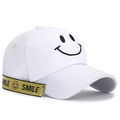 Gorra blanca con cara sonriente bordada y cinta lateral amarilla con texto 'SMILE' - Ajustable / Blanco