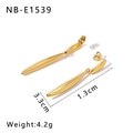 Detailansicht goldener Edelstahl-Ohrringe mit 3,3 cm Länge und 4,2 g Gewichtsangabe - Langer Wassertropfen Stil (NB-E1539)