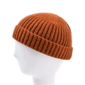Détail de la maille côtelée verticale et du revers large d'un bonnet docker de couleur rouille - Taille unique / Orange