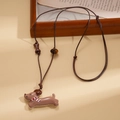 Détail d'un collier en corde tressée marron avec un joli pendentif chien teckel brillant - Style Teckel (Collier-Café)