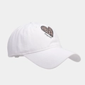 Witte honkbalpet met luipaard hartprint en Leopard tekst in handgeschreven stijl - Wit