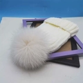 Weiße Strickmütze für Damen mit großem Pelzbommel und warmem Fleecefutter für den Winter - Einheitsgröße / Gebrochenes Weiß