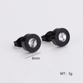 Primer plano de pendientes de 8mm en acero negro con números romanos y circón real - 8mm / Negro