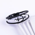 Vista macro de pulsera de cuero trenzado con ancla de metal negro y cierre de hebilla - Empalmado en Dos Tonos / Negro y Blanco