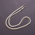 Dettaglio dell'elegante cinturino a doppia perla bianca e catena dorata con moschettoni - Cordino per Perle a Doppia Catena Oro / Oro