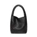 Bolso de hombro en cuero trenzado negro con textura intrecciato y detalle de anillo oro - Negro