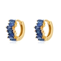 Detalle de pendientes de aro dorados en C con circonitas azules rectangulares engastadas - Azul (Bañado en Oro)