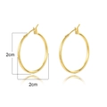 Detalle de los pendientes de aro bañados en oro 18K con indicación de talla 2cm - Dorado 2.0cm