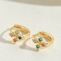 Dettaglio di orecchini placcati oro 14K con ciondolo a croce in zircone colorato su fondo bianco - ES2385-4 Orecchini in Zircone Colorato