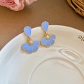 Vue détaillée de boucles d'oreilles pétales en émail bleu clair et bord doré - Bleu/Or (Tige en argent S925)