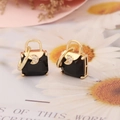 Vue rapprochée des boucles d'oreilles sac à main avec pierre noire et motif lune - Noir