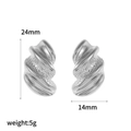 Dettaglio orecchini a tortiglione argento con dimensioni di 24 mm altezza e 14 mm larghezza - Argento Texturizzato (TE60478-S)