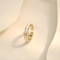 Détail d'une bague ajustable plaquée or avec émail blanc et breloque fleur de perle - Or JZ1072 (Petite Fleur Émail Perle)