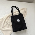 Schwarze Schultertasche aus Cord mit weißem Etikett und bequemen Doppelgurten für Damen - Schwarz