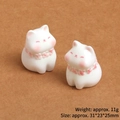 Detail weißer Harzkatzen-Figuren mit Größe 31x23x25mm und 11g Gewichtsangabe - Blumenkette Weiße Katze - Glänzend