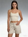 Dettaglio degli shorts cargo in denim beige con cuciture a vista e tasche laterali - S / Albicocca
